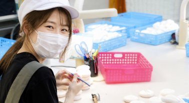 作業台でパフを扱う女性スタッフ