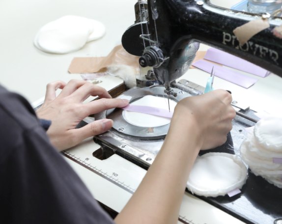 ミシンでパフの生地を縫い合わせる作業の様子